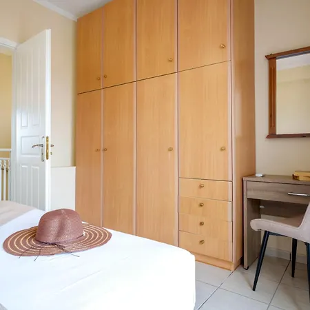 Apartment Solomos *